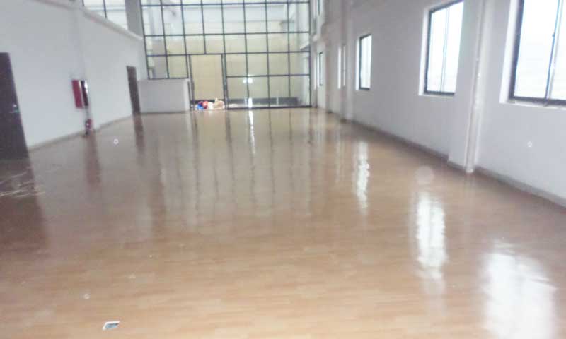 玻纤同透纯色塑胶地板与普通塑胶地板有何不同