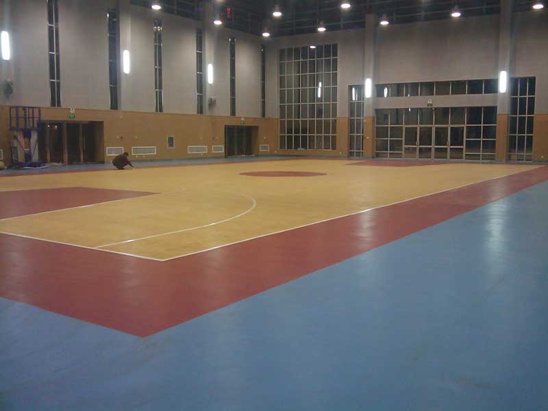 室内篮球场地板厂家_篮球场选择pvc运动地板原因