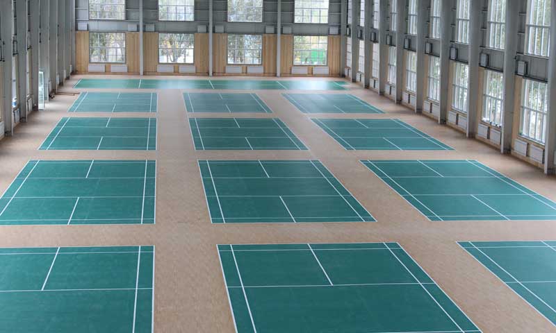 专业网球和羽毛球场地地板是使用什么材质